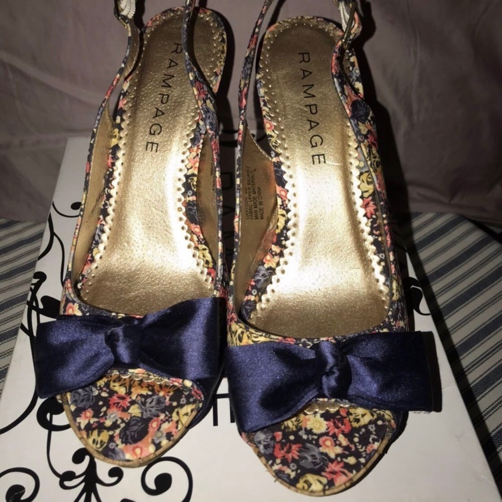 NEW- RAMPAGE* FLORAL PRINT BOW TOP HEELS